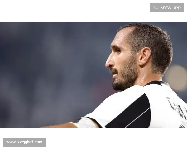 老将基耶利尼训练场指导年轻球员，传承防守艺术